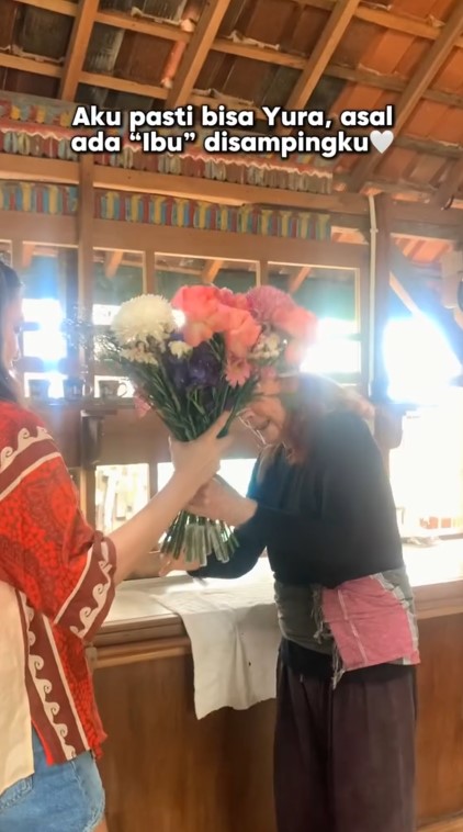 Sederhana tanpa kitchen set, intip 9 potret dapur ibunda Luna Maya di Bali dikelilingi sawah