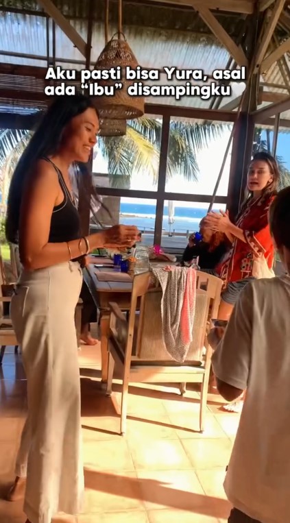 Sederhana tanpa kitchen set, intip 9 potret dapur ibunda Luna Maya di Bali dikelilingi sawah