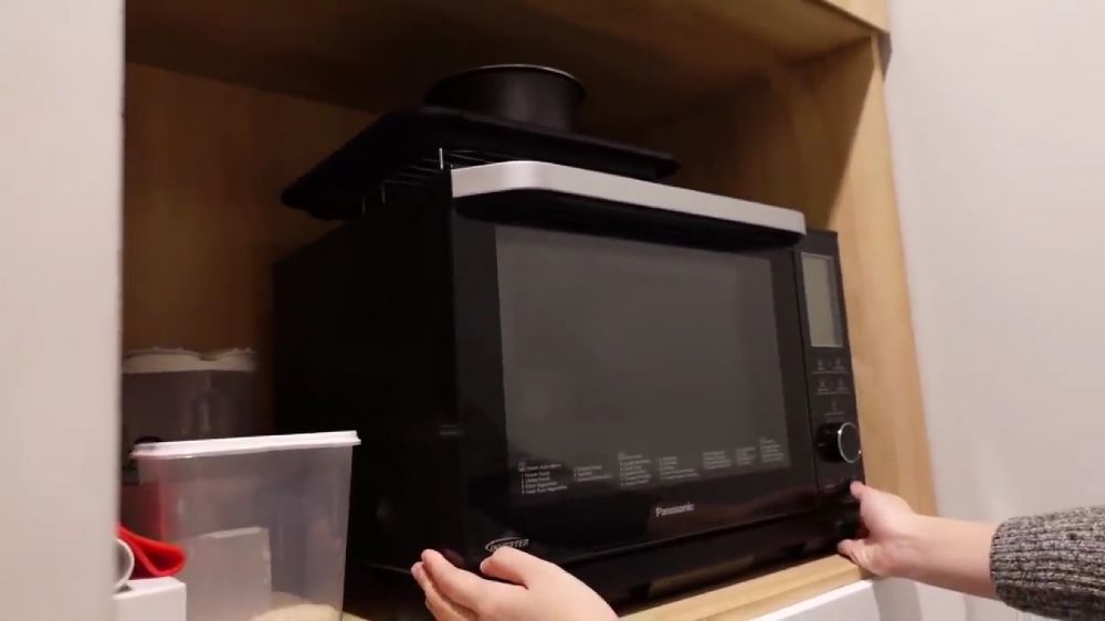 Tinggal di apartemen punya penutup kompor bisa jadi talenan, intip 11 potret dapur Billy Davidson