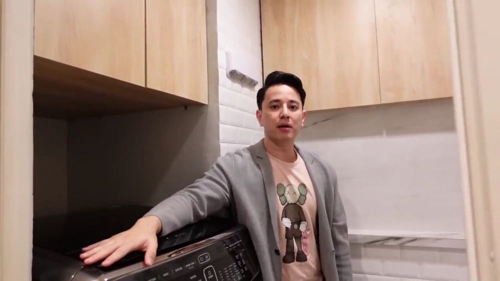 Tinggal di apartemen punya penutup kompor bisa jadi talenan, intip 11 potret dapur Billy Davidson