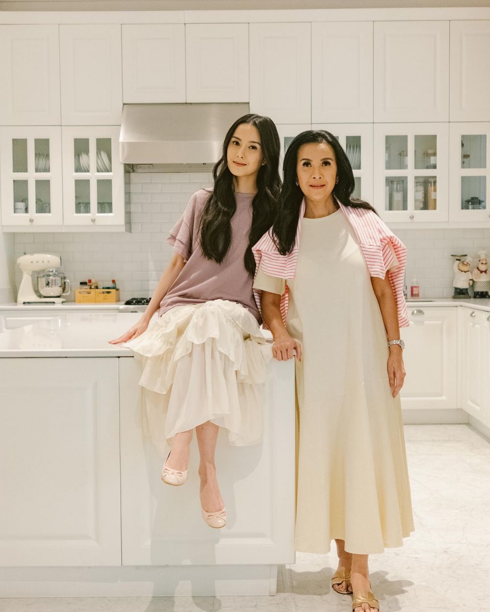 Kaya raya tapi dapurnya tak glamor, ini 9 potret tempat masak Jusuf Hamka serba putih minim perkakas