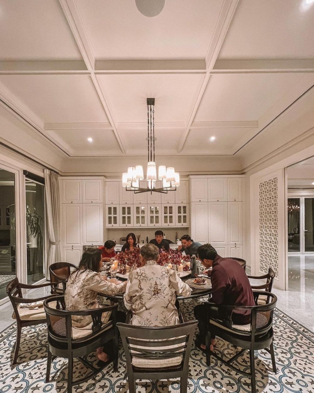 Kaya raya tapi dapurnya tak glamor, ini 9 potret tempat masak Jusuf Hamka serba putih minim perkakas