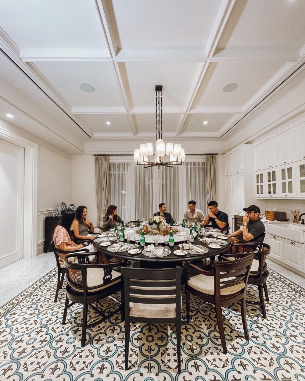 Kaya raya tapi dapurnya tak glamor, ini 9 potret tempat masak Jusuf Hamka serba putih minim perkakas