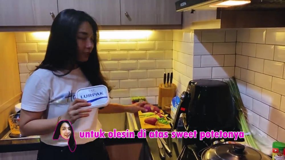 Dekorasi cermin bikin ruangan kian luas, 9 potret dapur Dinda Kirana dengan kabinet kamuflase