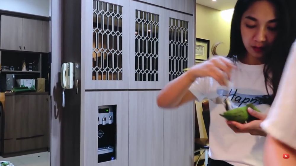 Dekorasi cermin bikin ruangan kian luas, 9 potret dapur Dinda Kirana dengan kabinet kamuflase