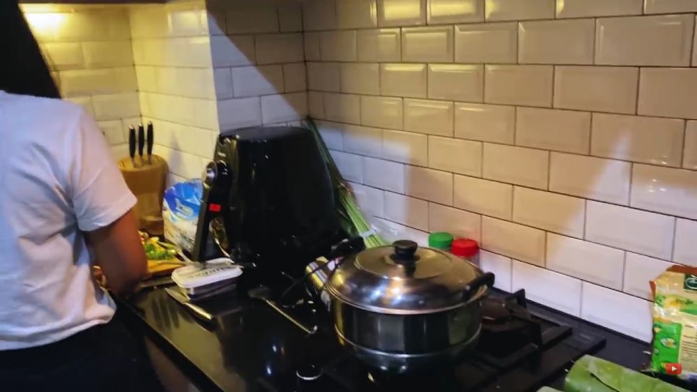 Dekorasi cermin bikin ruangan kian luas, 9 potret dapur Dinda Kirana dengan kabinet kamuflase