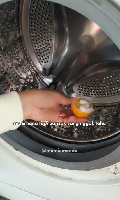Trik emak-emak hilangkan bau apek di mesin cuci tanpa dibongkar pakai 1 bahan dapur, tak perlu sabun