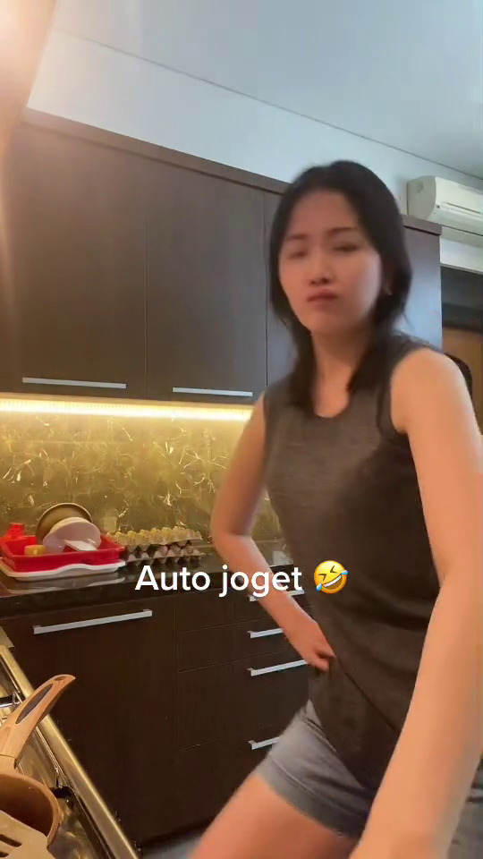 7 Potret dapur Agnes Jennifer interiornya elegan, backsplash-nya dari keramik granit