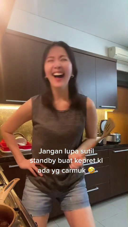 7 Potret dapur Agnes Jennifer interiornya elegan, backsplash-nya dari keramik granit