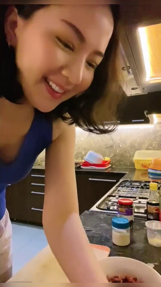 7 Potret dapur Agnes Jennifer interiornya elegan, backsplash-nya dari keramik granit