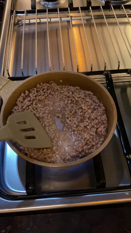 7 Potret dapur Agnes Jennifer interiornya elegan, backsplash-nya dari keramik granit