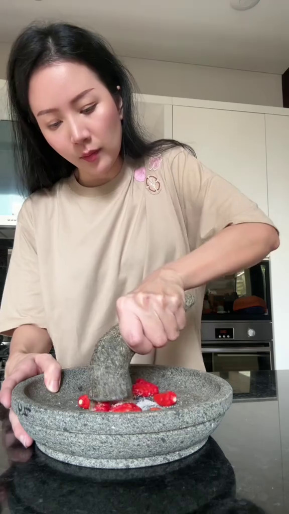 7 Potret dapur Agnes Jennifer interiornya elegan, backsplash-nya dari keramik granit