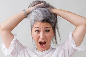 Cara optimalkan sampo untuk atasi rambut beruban pakai 1 biji minuman, nggak perlu repot gunakan semir