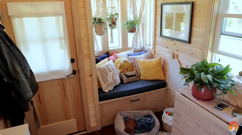 Rumah mungil lebar 3 meteran ini harganya Rp1,6 M, 9 potret interiornya serba compact bikin takjub