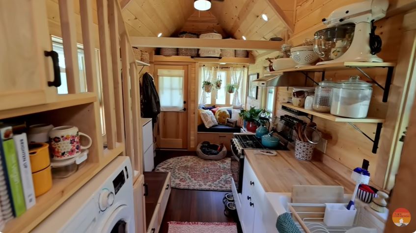 Rumah mungil lebar 3 meteran ini harganya Rp1,6 M, 9 potret interiornya serba compact bikin takjub