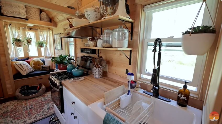 Rumah mungil lebar 3 meteran ini harganya Rp1,6 M, 9 potret interiornya serba compact bikin takjub