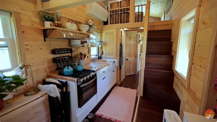 Rumah mungil lebar 3 meteran ini harganya Rp1,6 M, 9 potret interiornya serba compact bikin takjub