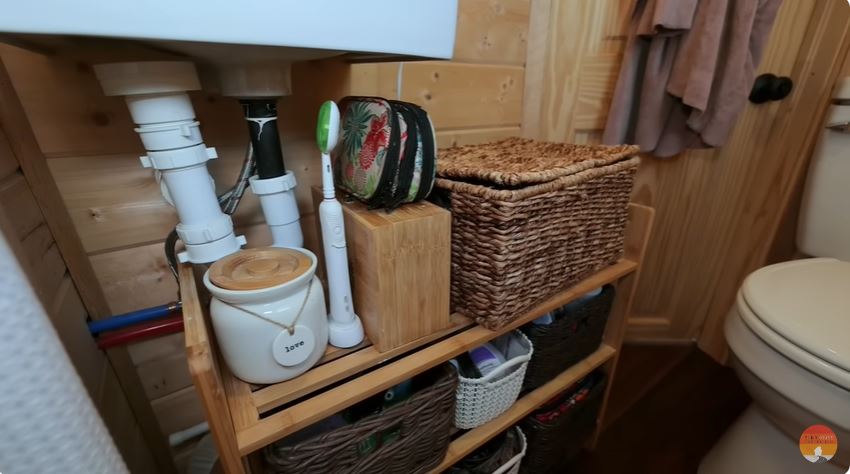 Rumah mungil lebar 3 meteran ini harganya Rp1,6 M, 9 potret interiornya serba compact bikin takjub