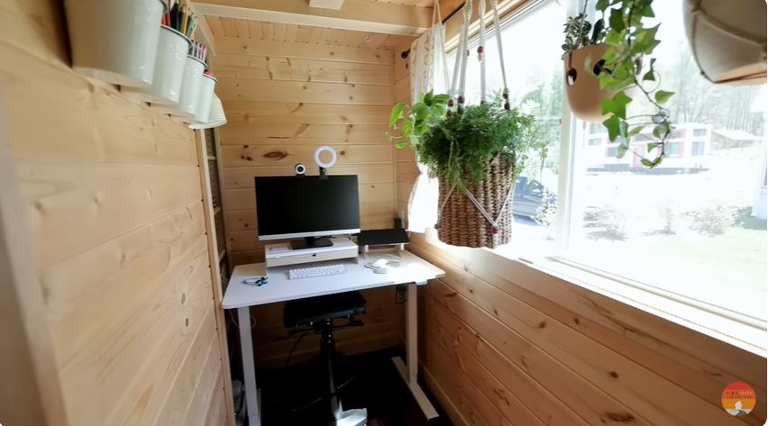 Rumah mungil lebar 3 meteran ini harganya Rp1,6 M, 9 potret interiornya serba compact bikin takjub