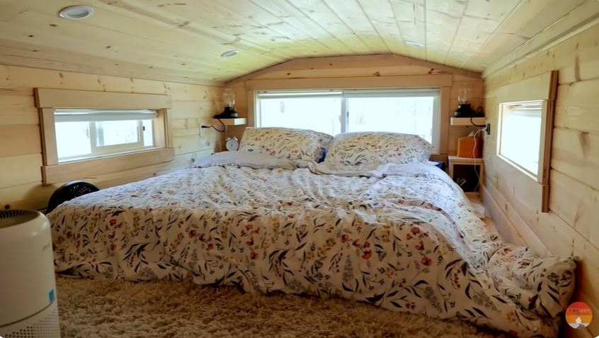 Rumah mungil lebar 3 meteran ini harganya Rp1,6 M, 9 potret interiornya serba compact bikin takjub