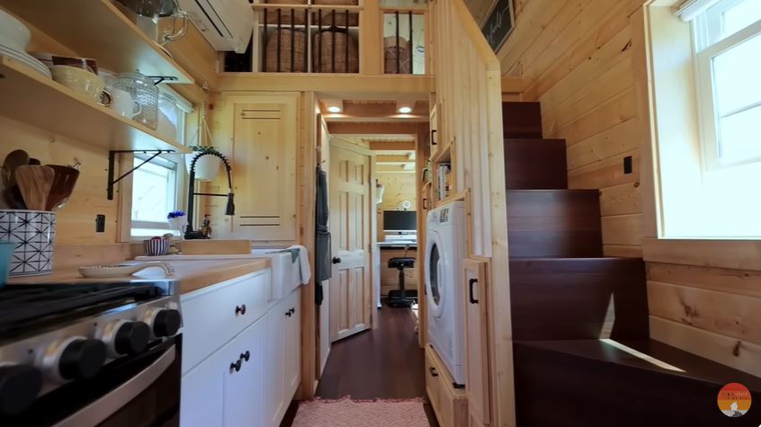 Rumah mungil lebar 3 meteran ini harganya Rp1,6 M, 9 potret interiornya serba compact bikin takjub