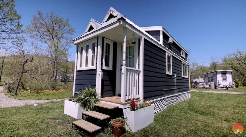 Rumah mungil lebar 3 meteran ini harganya Rp1,6 M, 9 potret interiornya serba compact bikin takjub