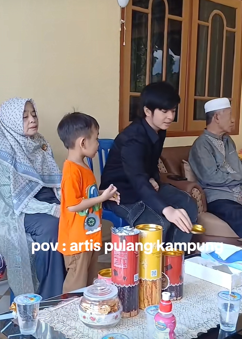 Angga Yunanda punya rumah luas di kampung, ini 9 potretnya, halaman biasa dipakai tetangga belajar