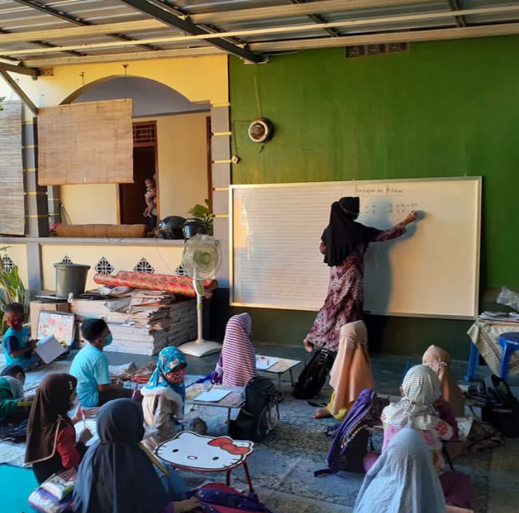 Angga Yunanda punya rumah luas di kampung, ini 9 potretnya, halaman biasa dipakai tetangga belajar