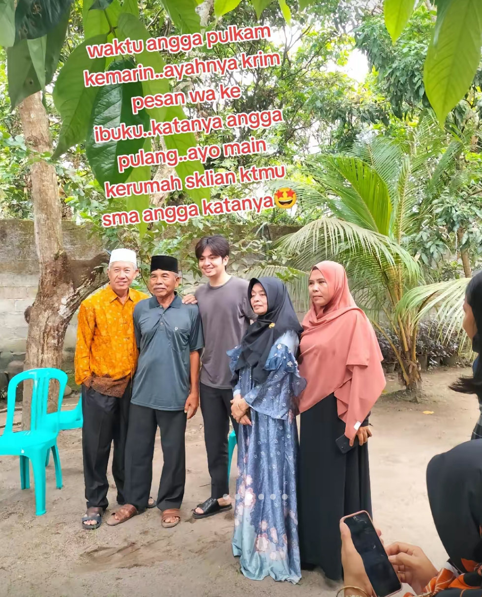 Angga Yunanda punya rumah luas di kampung, ini 9 potretnya, halaman biasa dipakai tetangga belajar