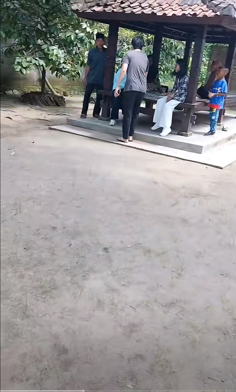 Angga Yunanda punya rumah luas di kampung, ini 9 potretnya, halaman biasa dipakai tetangga belajar