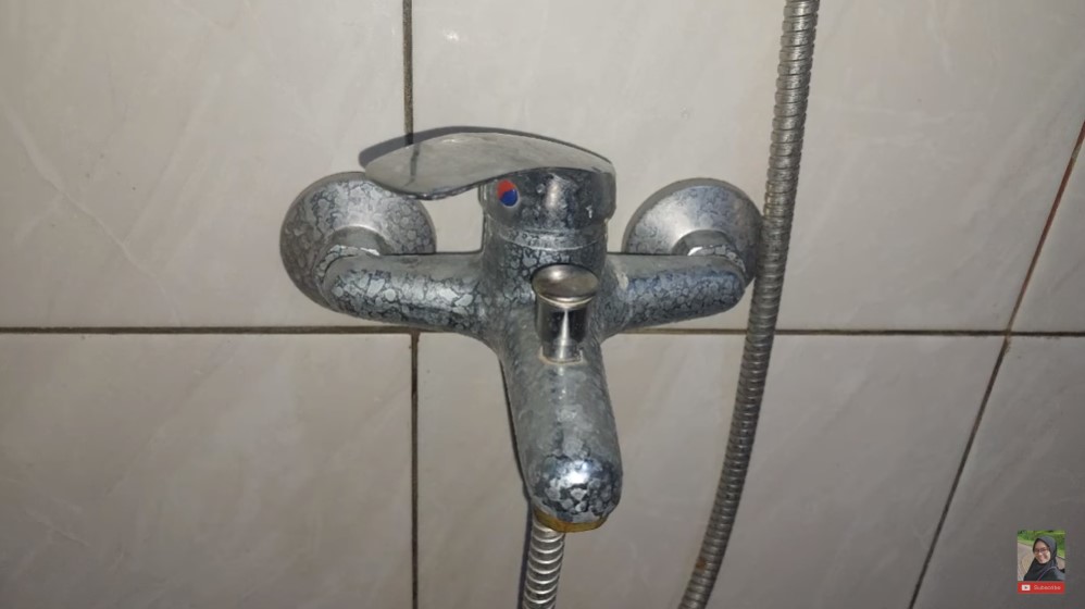 Trik jitu menghilangkan kerak membandel kran kamar mandi, kembali bersih cuma pakai 2 bahan dapur