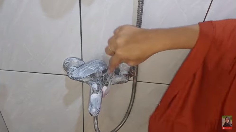 Trik jitu menghilangkan kerak membandel kran kamar mandi, kembali bersih cuma pakai 2 bahan dapur