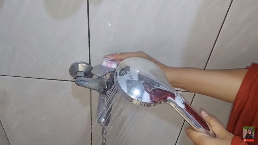 Trik jitu menghilangkan kerak membandel kran kamar mandi, kembali bersih cuma pakai 2 bahan dapur