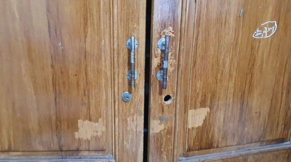 Cara unik pria sulap botol galon bekas jadi pengunci pintu lemari ini kreatifnya bikin melongo