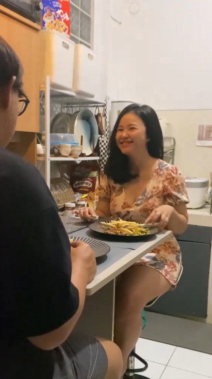 Kulkasnya bisa dipakai nonton YouTube, 9 potret dapur mungil Adinda Azani ini fasilitasnya canggih