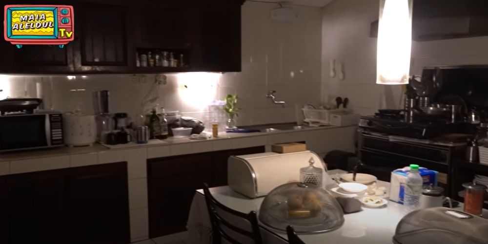 Kecil penuh barang tapi tak sumpek, 9 potret dapur rumah masa kecil Maia Estianty di Surabaya