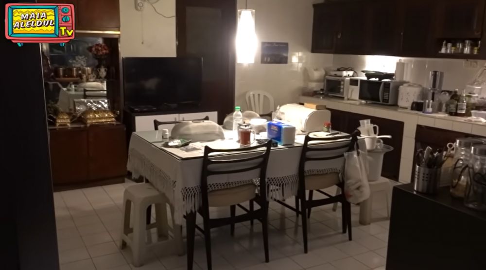 Kecil penuh barang tapi tak sumpek, 9 potret dapur rumah masa kecil Maia Estianty di Surabaya