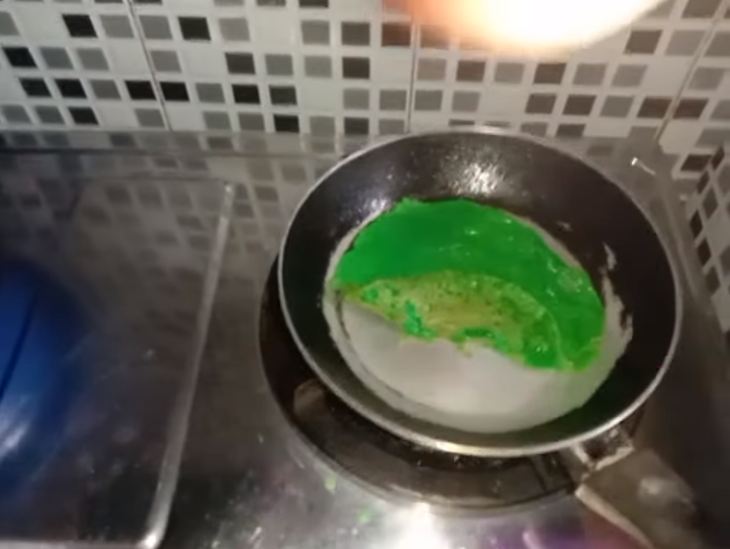 Cara sederhana mengatasi permukaan teflon lengket hanya dengan Rp 3.000, bukan digosok kertas amplas