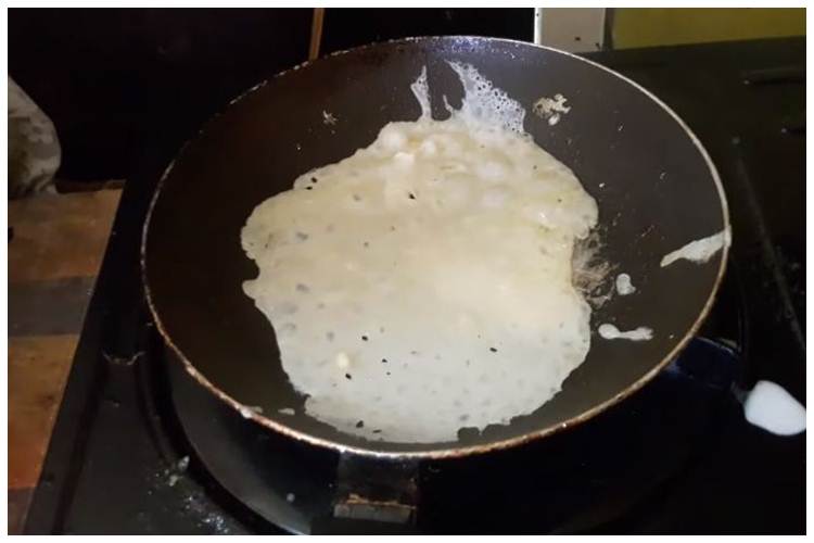 Cara sederhana mengatasi permukaan teflon lengket hanya dengan Rp 3.000, bukan digosok kertas amplas