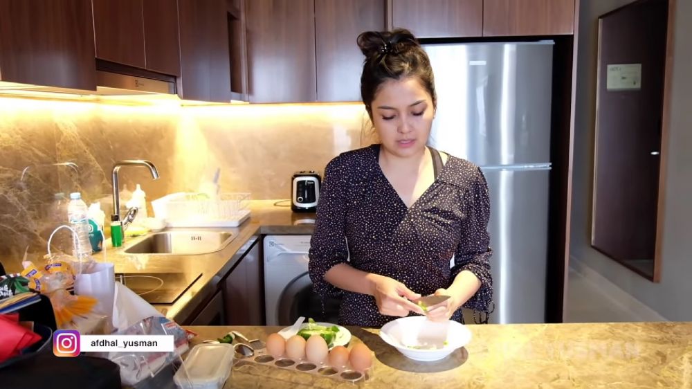 Menyatu dengan tempat nyuci, intip 10 potret dapur mungil Afdhal Yusman