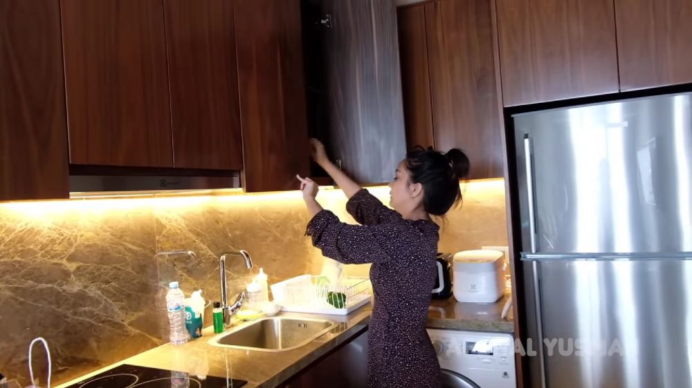Menyatu dengan tempat nyuci, intip 10 potret dapur mungil Afdhal Yusman