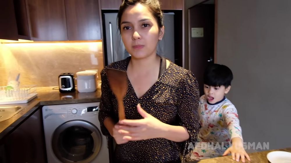 Menyatu dengan tempat nyuci, intip 10 potret dapur mungil Afdhal Yusman