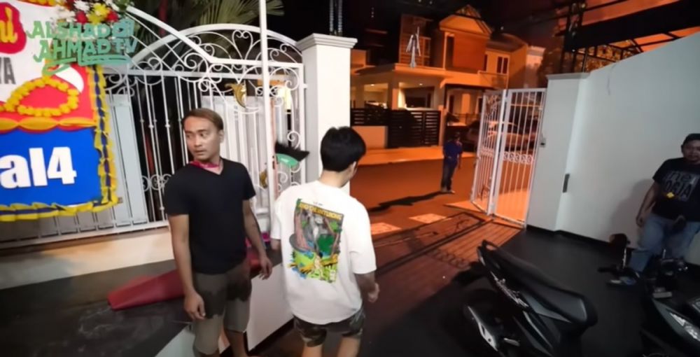 Penataannya simpel jadi satu dengan kolam ikan mini, intip 9 potret dapur Tiara Andini