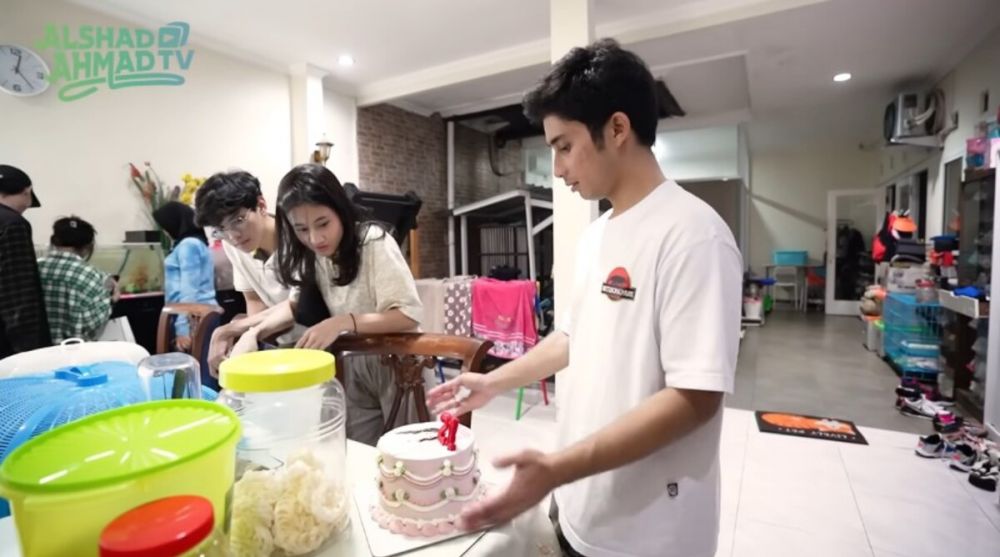 Penataannya simpel jadi satu dengan kolam ikan mini, intip 9 potret dapur Tiara Andini