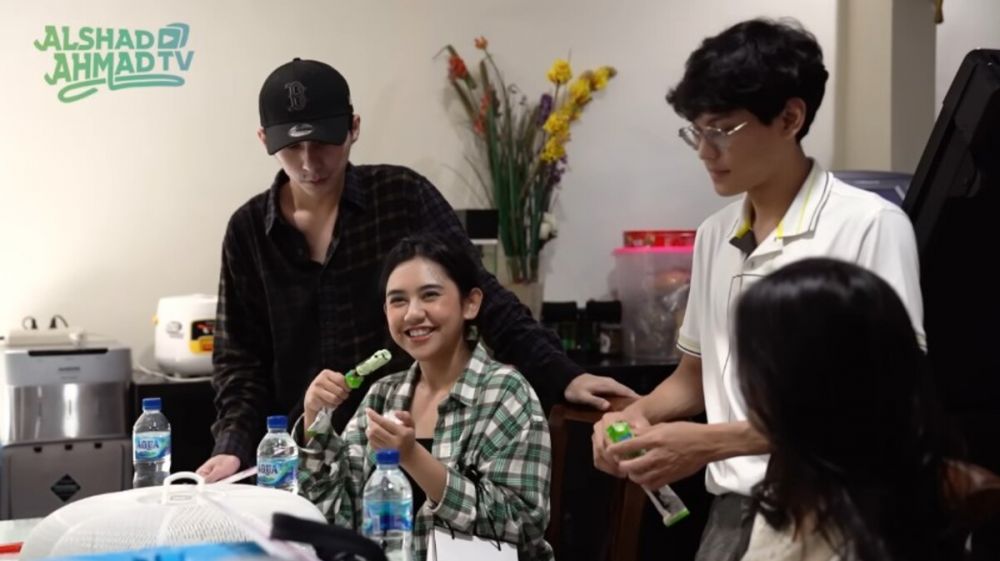 Penataannya simpel jadi satu dengan kolam ikan mini, intip 9 potret dapur Tiara Andini