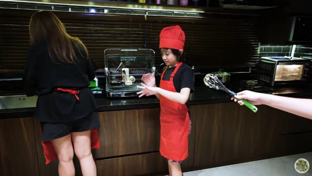 Dapurnya bak kafe bar tapi jarang dipakai, 9 tempat masak Wina Natalia ini elegan serba warna gelap