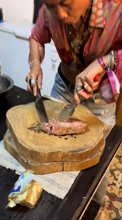 Tanpa kitchen set penuh perabotan gantung, 9 potret dapur mertua Jennifer Coppen ini antisumpek