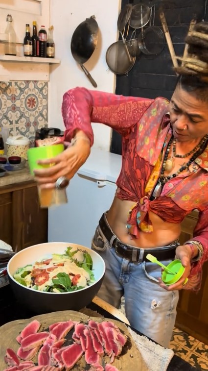 Tanpa kitchen set penuh perabotan gantung, 9 potret dapur mertua Jennifer Coppen ini antisumpek