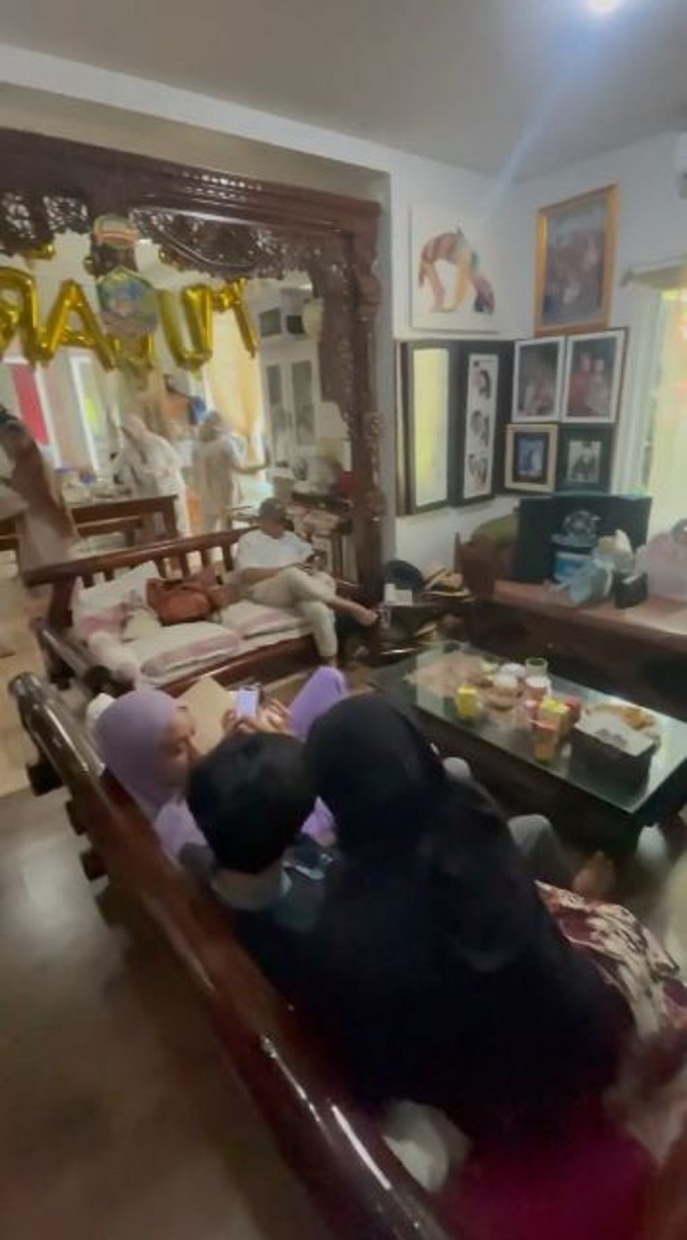 Rumahnya gaya Jawa klasik tapi dapurnya beda dari ruangan lain, intip 9 potret ruang masak Asri Welas