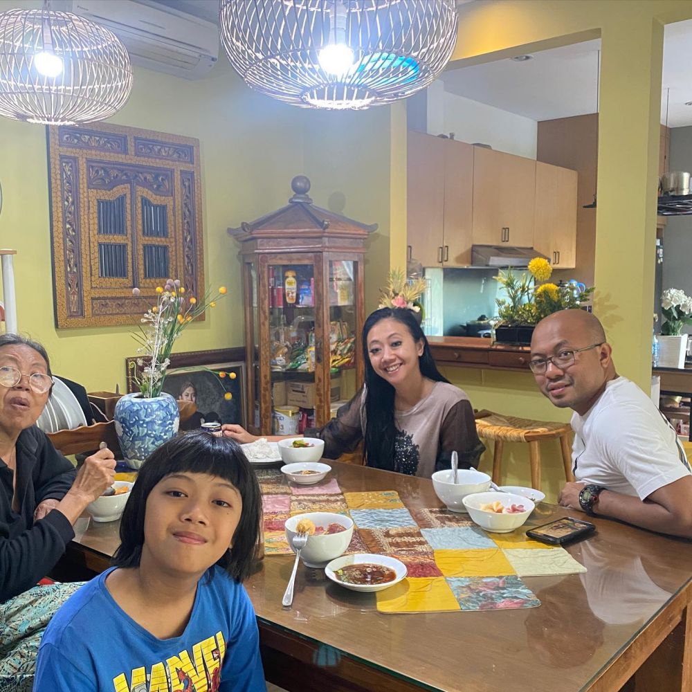 Rumahnya gaya Jawa klasik tapi dapurnya beda dari ruangan lain, intip 9 potret ruang masak Asri Welas